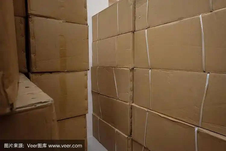 瓦楞纸板箱堆放在小工厂仓库中