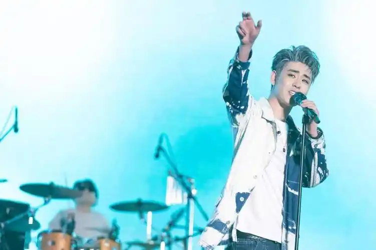 张云雷灰发造型惊喜亮相国潮音乐节 绿海乐队与青柠绿海梦幻联动