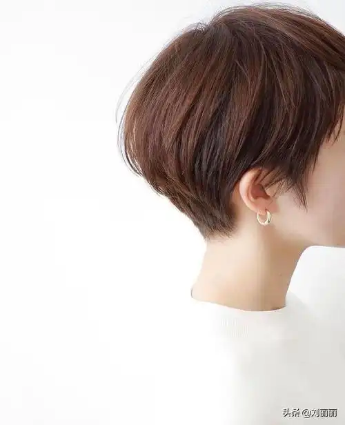 女士短发发型2021年新款短发2022最流行女生中短发型