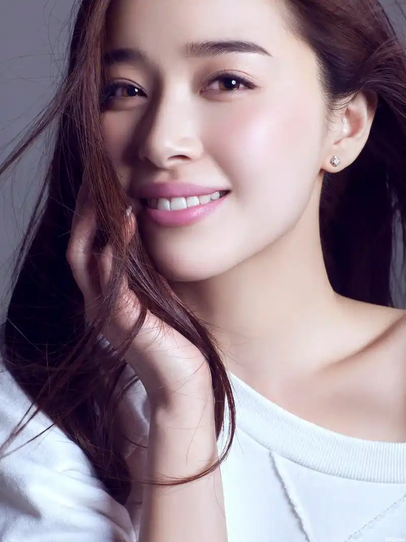 2009年,还在北京电影学院上学的阚清子参演电视剧《娘妻》,正式出道.