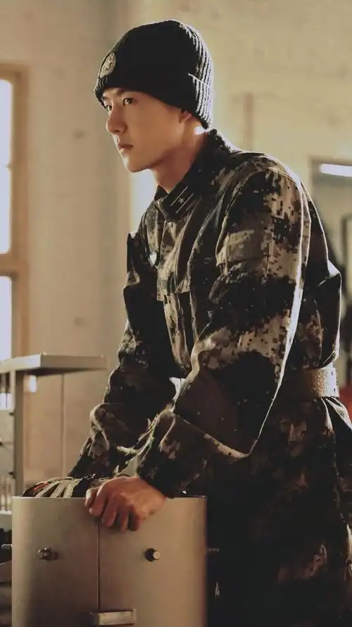 年初一首播长空之王#王一博既能演上海滩的公子哥,又能演大西北的军人