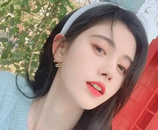 皮肤白皙令人羡慕,失去美颜后却暴露真实颜值_照片_头发_女明星