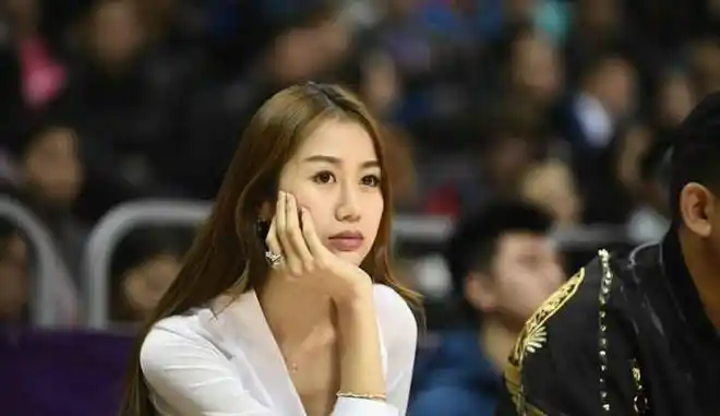 孙悦娇妻陈露cba场边观战美照合集肌肤胜雪身材婀娜成全场焦点