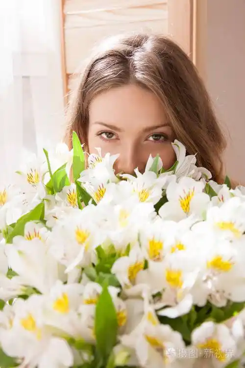 女人抱着大束鲜花照片-正版商用图片0dtlz5-摄图新视界