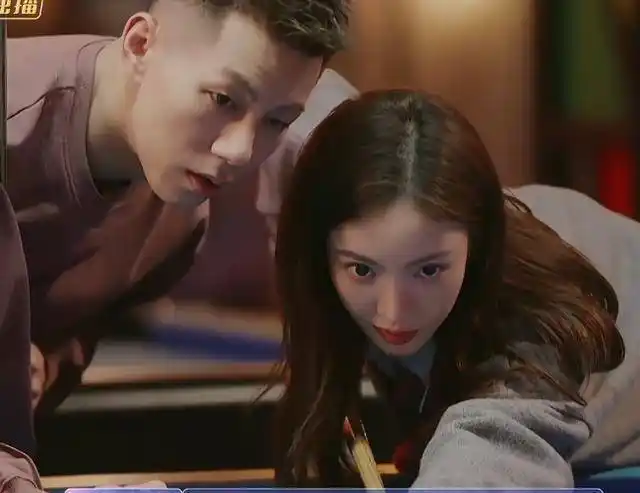 卡斯柏和金晨互相甜蜜喂食,故意挑衅未来岳父!