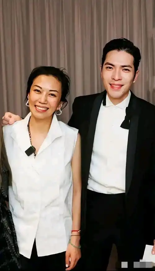 6月27日,萧敬腾成功求婚大14岁经纪人,娱乐圈一片大喜!