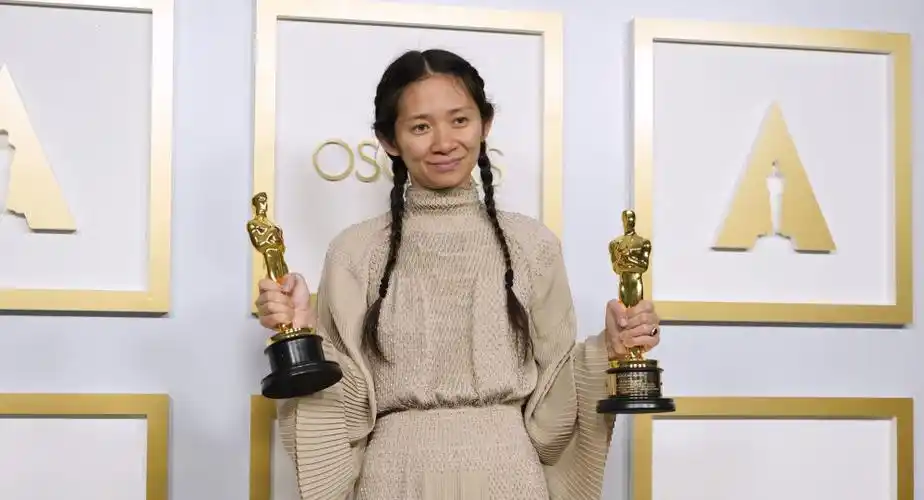 "人之初 性本善":赵婷斩获奥斯卡最佳导演奖 《无依之地》获最佳影片