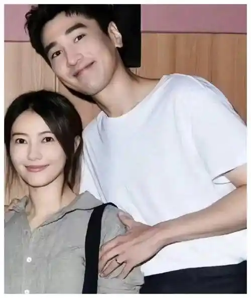 赵又廷扛车扶女儿过马路父爱满满高圆圆个人魅力十足