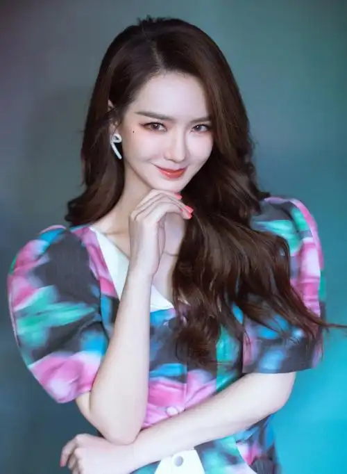 p>戚薇,1984年10月26日出生于四川省成都市武侯区,中国内地女演员