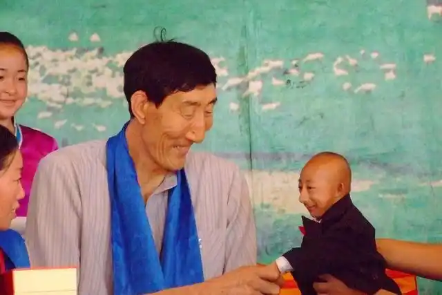 68岁鲍喜顺2米36身体好,11岁儿子个头已超1米6,妻子还想要二胎