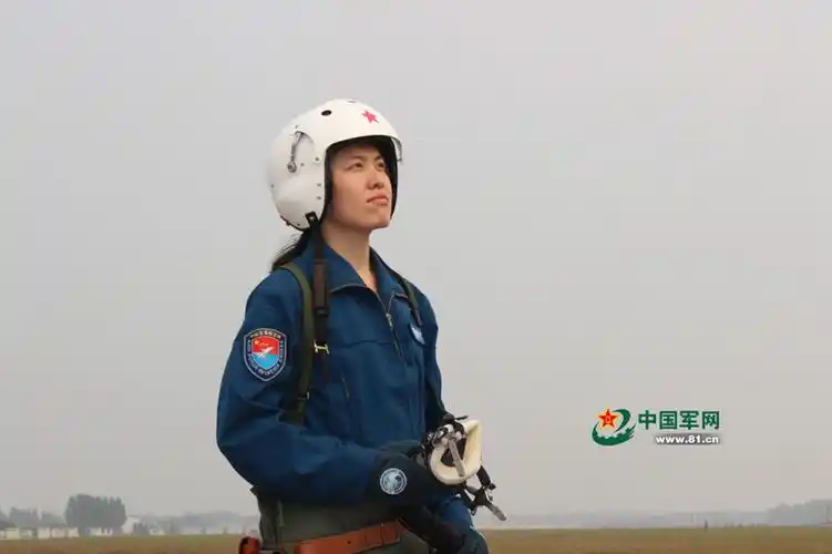 解放军女战机飞行员首次夜航单飞遭遇特情