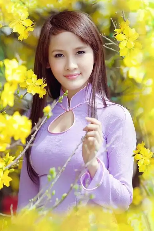 一个依偎在开满鲜花边的唯美长发微笑女孩|人像摄影|微笑|姑娘_新浪