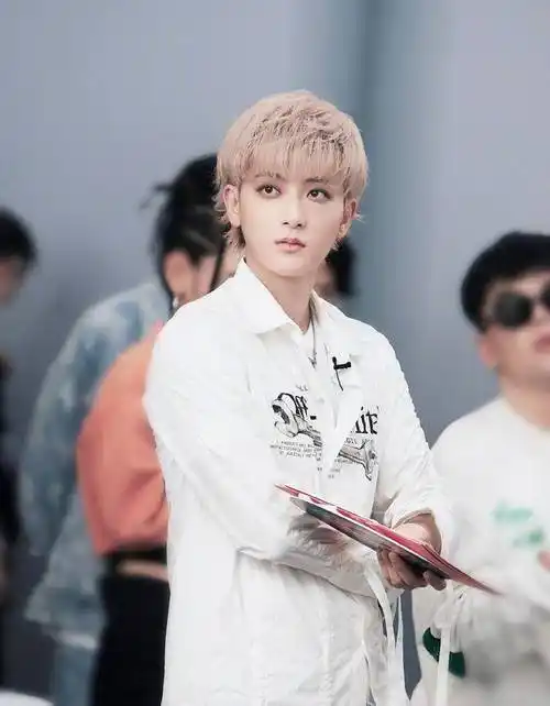 黄子韬变身"马尾少女"!彩虹脏辫高马尾,侧颜绝了