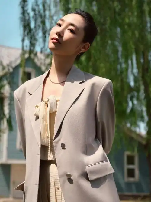 白百何带火了"新白领"穿搭:宽松西装 百褶裙,时髦高级又洋气