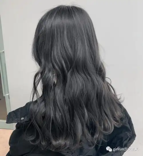 ins:theatre_sota雾色更强调在低明度,短发的造型让头发看起来更水润.