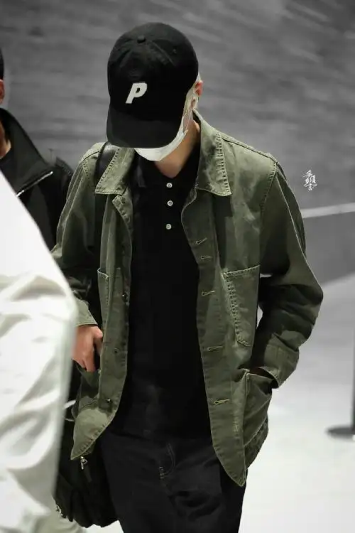 王一博从巴黎出发回国##王一博巴黎回国机场照