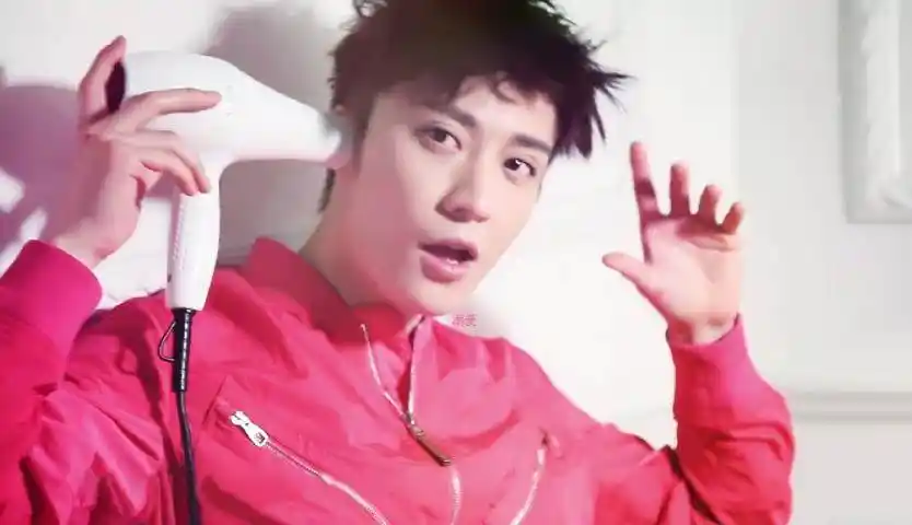 乔任梁展开双臂拥抱大海,近五百万的祝福,愿你在天堂安好!