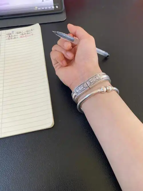银镯子这样叠戴可还行