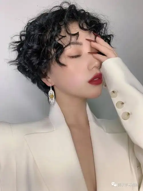 2021流行短发烫卷卷