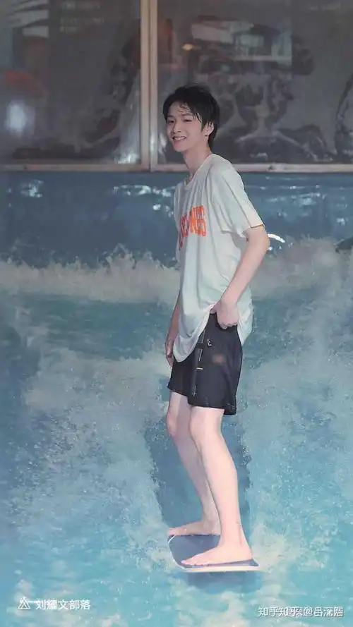 如何评价刘耀文的颜值?