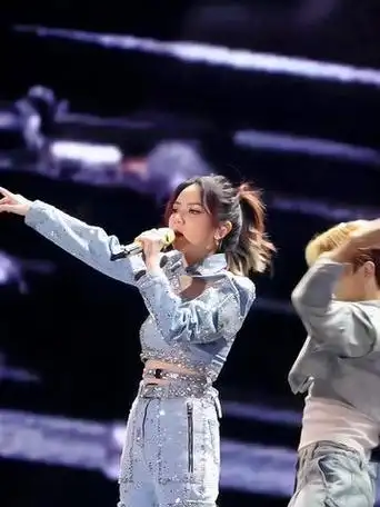 "邓紫棋演唱会唱《新的心跳》现场气氛真的太好了!