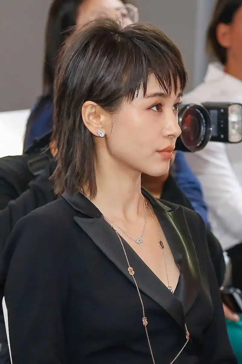 心里面永远都住着十万个为什么,就像福尔摩斯,柯南,包公一样.