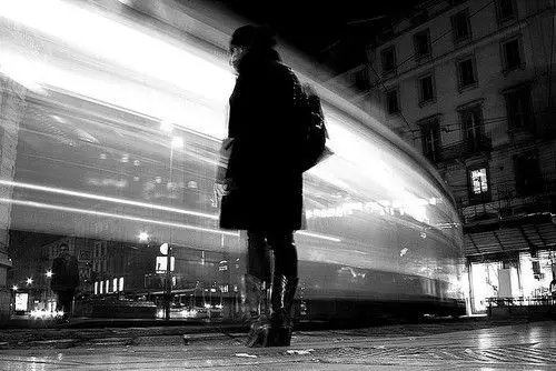 黑白色的流年里 渐行渐远的背影