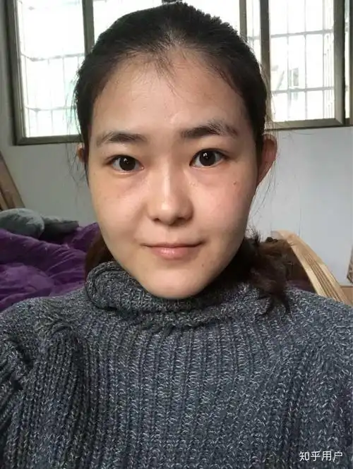 以下照片是从日常自拍素颜照里挑出来不会丑哭自己的照片.