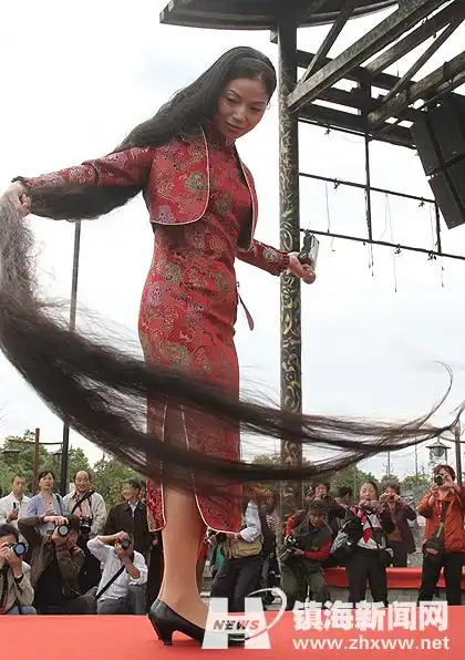 第三届全国长发风采大赛,夏爱风的长发展示引来阵阵喝彩.(娄君杰 摄)