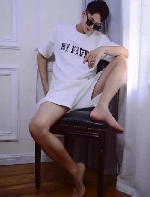 居家男孩的耍酷时刻,光着脚的长腿小奶狗,网友:这气质,心动了