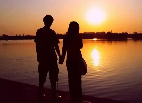 海边夕阳唯美情侣图片