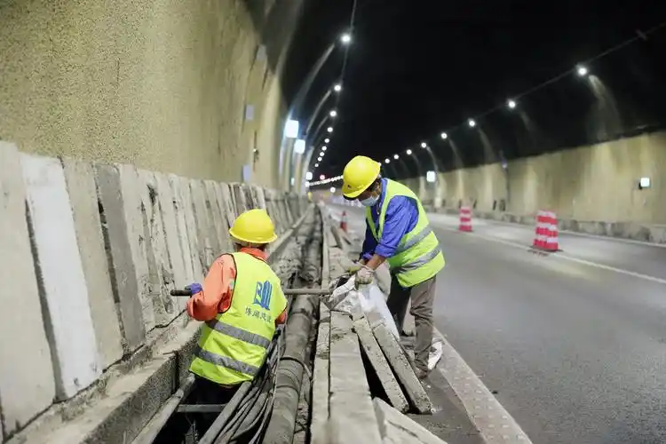 南昌西管理中心对大广高速九岭山隧道进行养护维修