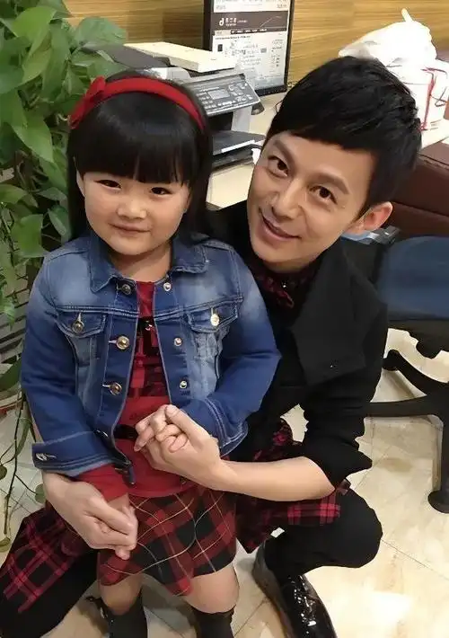 何炅与14岁王诗龄欢聚湖南!同框合影似兄妹,李湘作陪宾主尽欢