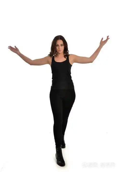 穿黑色单线牛仔裤牛仔裤和靴子的深色女孩的全长肖像站立姿势孤立在