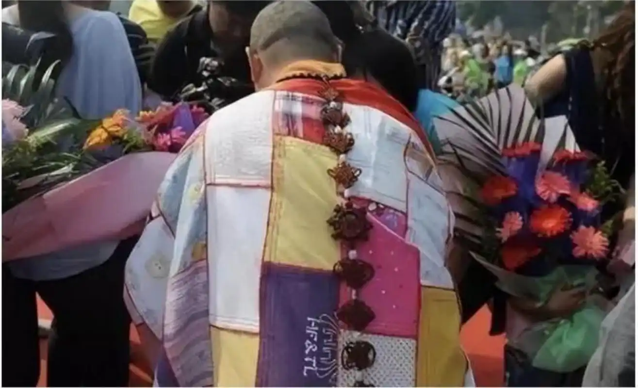 素全法师身穿108罗汉娃衣服缝制的百衲衣#512