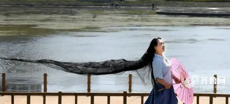 女子留3米长发29年来从未剪过 只因不服一句话(组图)