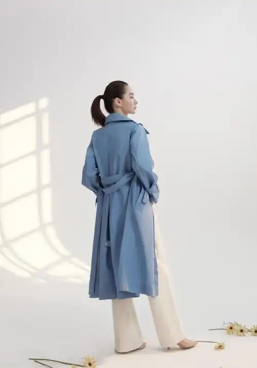 戚薇初春造型有腔调浅蓝色风衣配bra梳直马尾惊艳又霸气