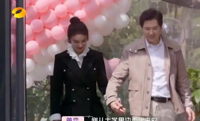 原创黄奕牵手崔伟女儿穿一身奢侈品首次出镜黄奕她渴望父爱