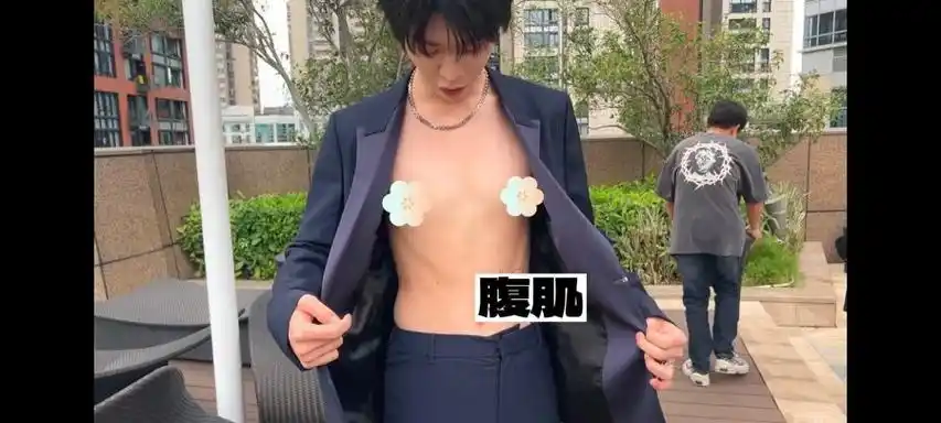 范丞丞半裸做俯卧撑,范丞丞腹肌胸肌肌肉细狗图片