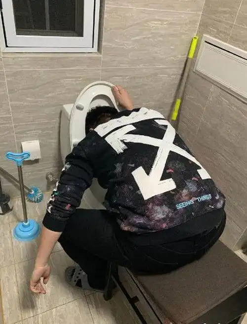 之后郭麒麟也在自己的社交网站上放出了几张照片,并配文德云社小聚,谁