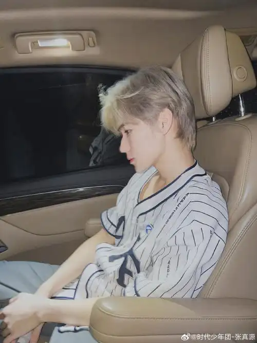 张真源侧脸好优越##张真源金发车内自拍