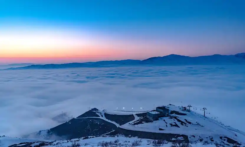 新疆阿勒泰山顶观云海