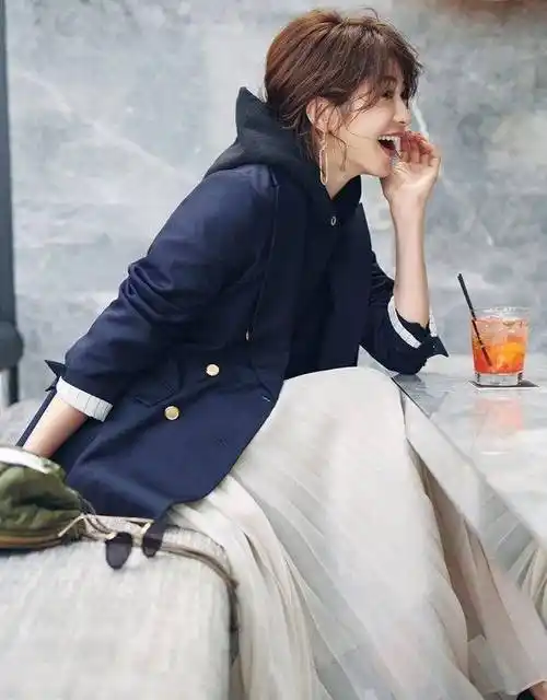 女人过了40岁,春天怎么穿好看?试试这7套造型,时尚减龄显气质