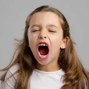 小女孩得张大了嘴巴照片