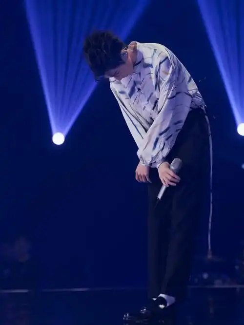 鞠躬的姿势#王源舞台谢幕鞠躬小合集三面90度深鞠躬表达对大家的感谢!