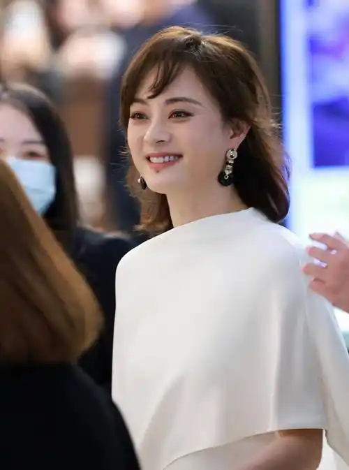 而在内场,孙俪的另一套造型更抢眼.