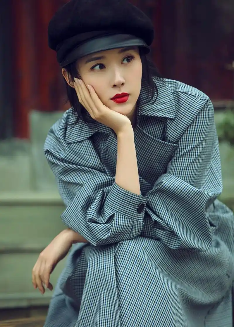 颜丹晨条纹连衣裙优雅时尚写真