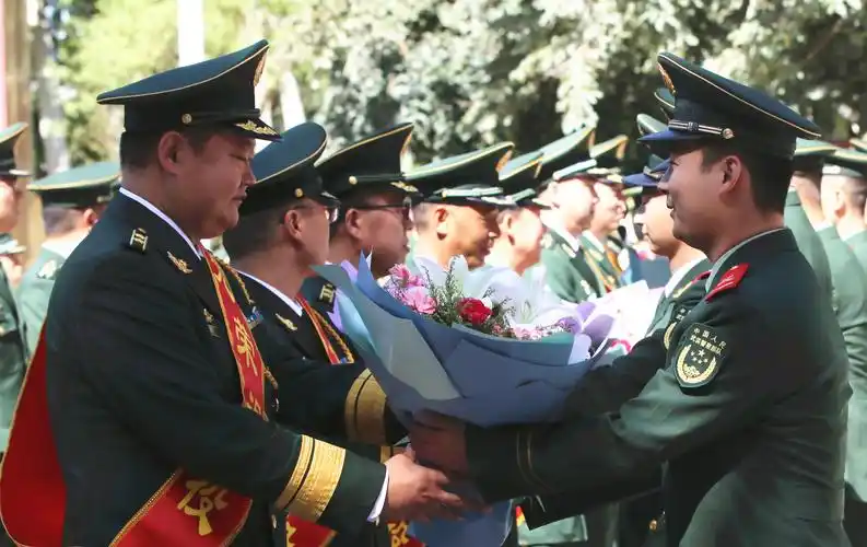武警兵团总队某支队举行转业干部退役仪式