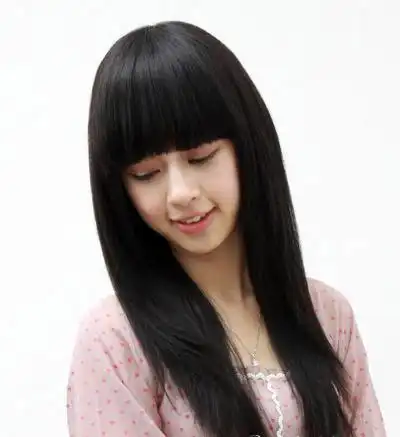 对称发型的设计总是凸显出性感气质的一面,气质的中长直发发型,将平