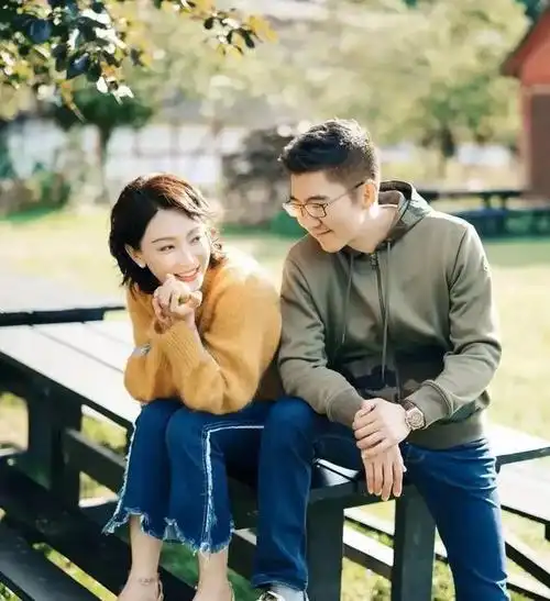 陈数与老公秋拍秀恩爱,穿针织衫拉满氛围感,男才女貌看着好登对